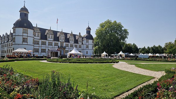 In Schloss Neuhaus findet am Wochenende das Nightwash Open Air statt. - © Pauline Maus