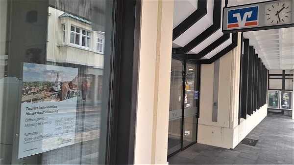 Im Schaufenster an der Volksbank in Warburg hängen schon die Öffnungszeiten für den neuen Standort der Tourist-Info. - © Simone Flörke