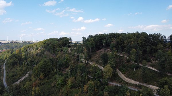 Auf lange Abfahrten können sich Mountainbiker in Bad Wünnenberg freuen. Vom Hassel geht es über zwei verschiedene Strecken kurvenreich und hügelig runter bis ins Aatal. - © HTSV Leiberg