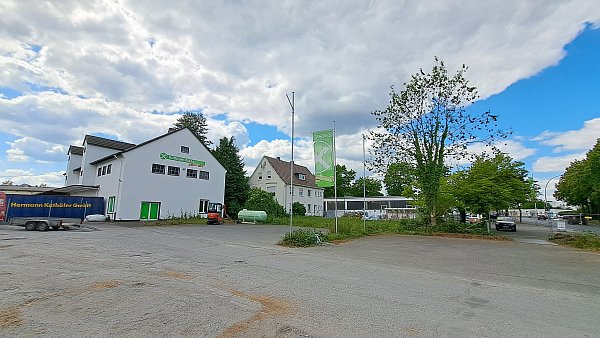 Mulden vor dem alten Gebäude des Raiffeisenmarktes zeigen an, dass der Abriss bald beginnt. - © Marion Pokorra