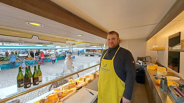 Oliver Hartkämper verkauft dienstags und samstags auf dem Wochenmarkt in Wiedenbrück Käse. - © Marion Pokorra