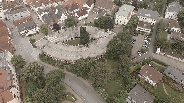 Das Parkhaus Ost in Lübbecke hat 256 Stellplätze und ist mit Kfz-Kennzeichen-Scannern ausgestattet. Die erste Stunde Parken ist kostenlos. - © Jens Reddeker