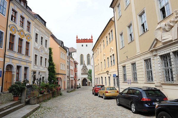 Historisches Pflaster: Eine schmale Gasse führt zum Matthiastor der Burg in Bautzen. - © Joern Spreen-Ledebur
