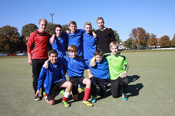 Sieger in der WK III: Die Fußballer des Hüffertgymnasiums mit (h.v.l.) Betreuer Tobias Sökefeld, Fabian Özdem, Konrad Kosinski, Kevin Hibbeln und Betreuer Moritz Koch, (v.v.l.) Nassim Hamdouch, Noah Wagemann, Jannis Flörke und Torwart Maik Hartmann. - © Ludwig
