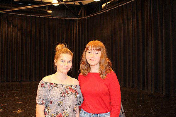 Hatten Spaß: Die Schülerinnen Berit Osthoff (l.) und Svenja Fischer waren Teil des Improvisationstheaters. - © Marie Sofie Horstmann