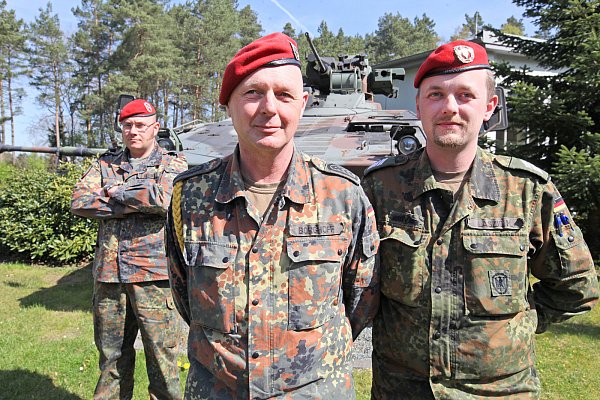 Vom Strukturwandel betroffen: Sascha Blobel, Alfred Borghoff und Mathis Laszig (v. l.) vom Standort Augustdorf. - © Vera Gerstendorf-Welle