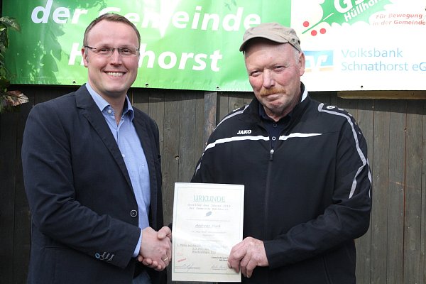 Sportler des Jahres: Markus Obermeier zeichnet Andreas Mark, Deutscher Meister im Bogensport, aus. - © Klaus Frensing