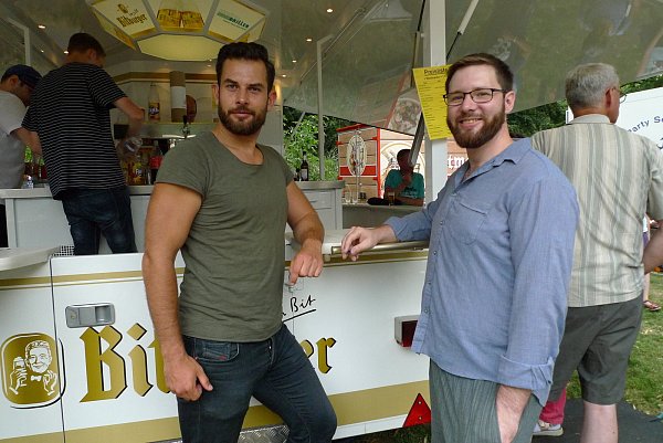 Christian Bielak (l.) und Robert Beck gönnen sich eine Pause. - © Loni Maoro