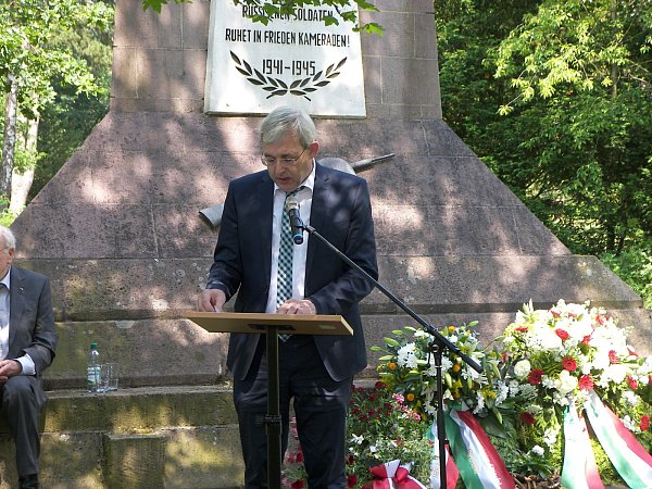Festredner: Staatssekretär Klaus Kaiser am Obelisken auf dem Sowjetischen Ehrenfriedhof. - © Renate Ibeler