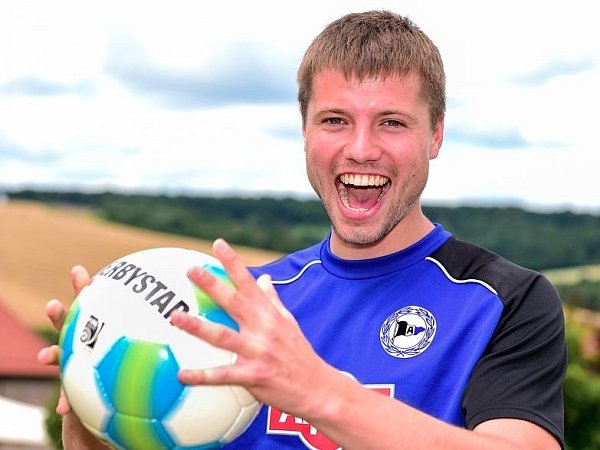 Julian Börner packt sich den Ball und hat viel Spaß bei Arminias Trainingslager in Teistungen. - © FOTO: CHRISTIAN WEISCHE