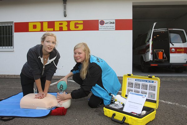Erste Hilfe: Maybritt Pahmeyer (r. 20), Rettungsschwimmerin mit WM- und DM-Teilnahmen, zeigt NW-Reporterin Julia Heidemann wie die Herz-Lungen-Wiederbelebung funktioniert. - © Ulf Hanke