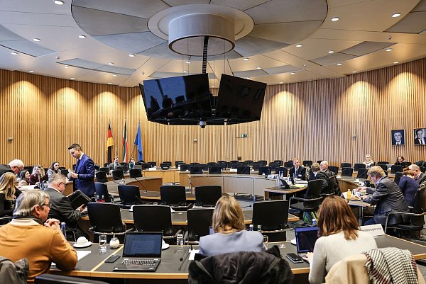 Mitglieder des Untersuchungsausschusses im Düsseldorfer Landtag. - © Oliver Berg/dpa