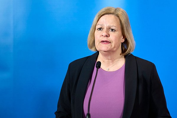 Innenministerin Nancy Faeser spricht über das Scheitern der Tarifverhandlungen im öffentlichen Dienst und die Einleitung der Schlichtung. - © Michael Ukas/dpa