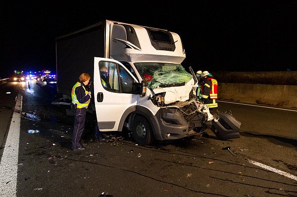 Die Freiwillige Feuerwehr Porta Westfalica musste in der Nacht zu Donnerstag auf der A2 bei Kleinenbremen eine im Fahrzeug eingeklemmte Person befreien. Foto: Feuerwehr Porta/Michael Horst