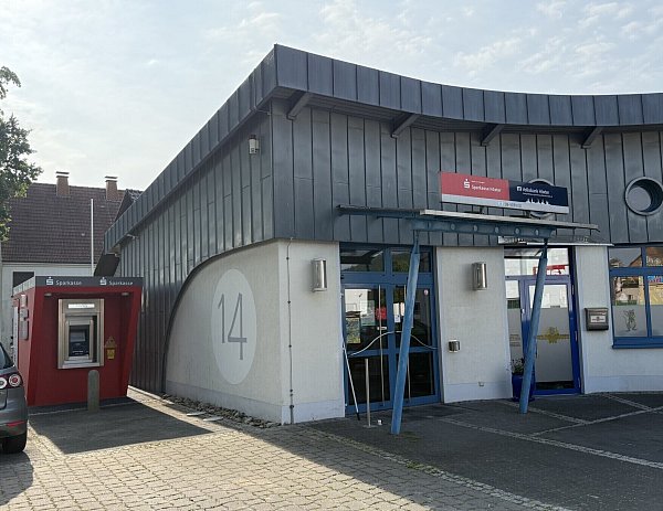Der Container mit dem SB-Angebot wurde direkt neben der ehemaligen Sparkassen-Filiale an der Ortsdurchfahrt Ottbergen aufgestellt. - © Nicole Fischer
