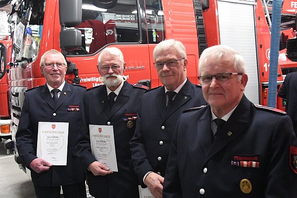 Für 50 Jahre in der Feuerwehr wurden (v.l.) Manfred Venker, Kuno Jakobebbinghaus, Helmut Bartsch und Theo Oesterwinter geehrt. - © Andreas Eickhoff