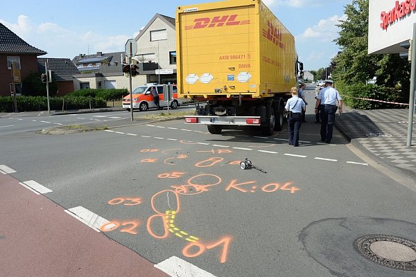 Ein Radfahrer ist in Gütersloh unter einen Lastwagen geraten. - © Andreas Eickhoff