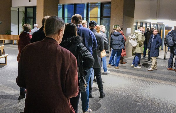 Der Prozessauftakt vor dem Landgericht Bielefeld wird begleitet von einem großen Medieninteresse. - © Andreas Zobe