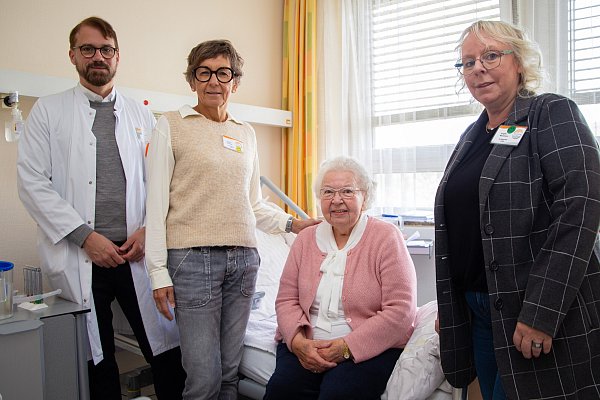 Das Foto zeigt Chefarzt Mark Obermann (v. l.), Schlaganfall-Lotsin Irmhild Schmidt, Irene
Groppe und Schlaganfall-Lotsin Angela Winzmann. - © KHWE