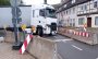 Stau in Höxter: Lkw steckt im Berufsverkehr an der Weserbrücke fest