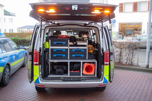 Das neue Polizeifahrzeug, der Mercedes-Benz Vito, kommt bei den Beamten in Lübbecke gut an. Ein großer Vorteil ist der geräumige Kofferraum. - © Noah Brümmelhorst