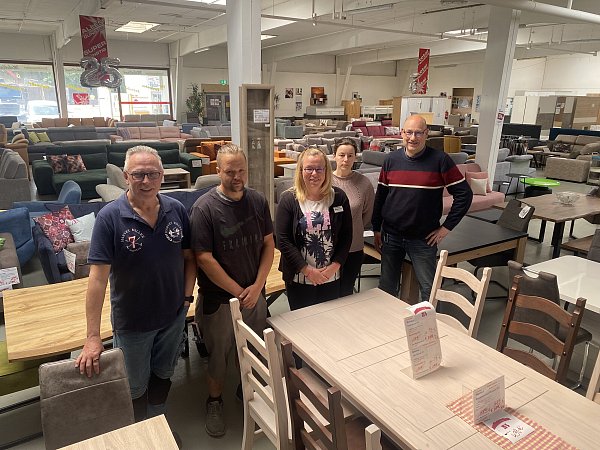 Thomas Ricken (v. l.), Carsten Zabigay, Stefanie Terzenbach, Marijana Bubic und Thorsten Schröder in einem der Austellungsräume des "Sonderposten-Möbelland". - © Dirk Windmöller