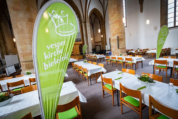 Der Kirchenraum ist bereits für die Vesperkirche umgestaltet. Bis zu 500 Menschen können täglich dort eine kostenlose warme Mahlzeit einnehmen. - © Sarah Jonek