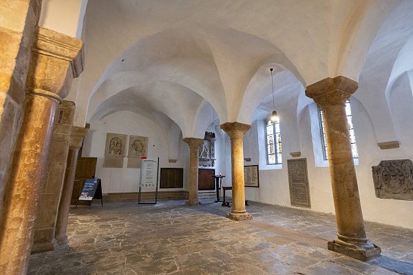 Das Atrium im Paderborner Dom aus der gegenüberliegenden Perspektive. Die linke Tür führt ins Kirchenschiff. - © Niklas Tüns