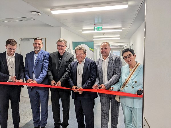Feierlich wird die neue Krankenstation durch den Gesundheitsminister des Landes sowie die Beteilgten eröffnet. - © Burkhard Battran