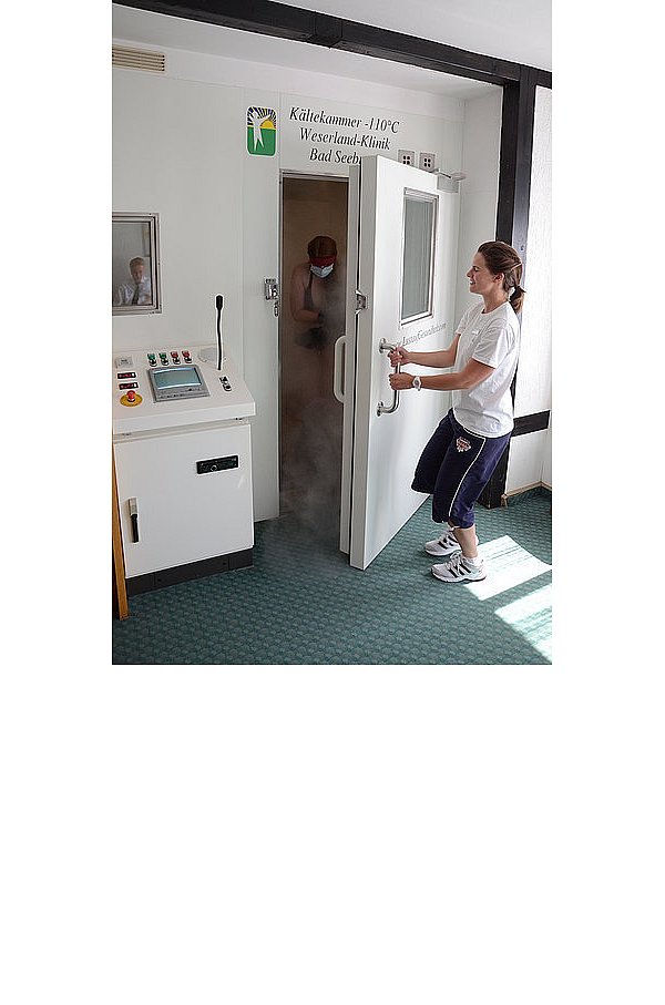 Physiotherapeutin Mirjam Anders holt Franziska Külbel nach langen und kalten Minuten aus der Kältekammer. - © FOTO: VA