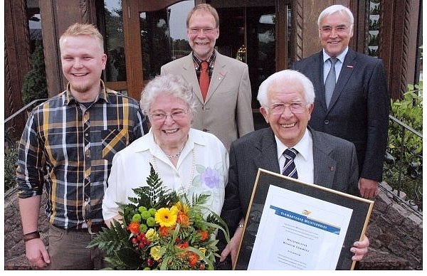 Malermeister und Altbürgermeister Wilhelm Gemmeke. (4. v. l.) gratulieren (v. l.) Enkel und Bauingenieur Peter Gemmeke, Gattin Helga Sohn und Obermeister Alfred Gemmeke sowie Kreishandwerksmeister Karl-Heinz Kiel. - © FOTO: JOSEF KÖHNE