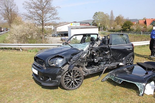Die Feuerwehr Willebadessen musste die 41-Jährige aus dem Fahrzeug befreien. Dafür wurde das Dach aufgeschnitten. - © Feuerwehr Willebadessen