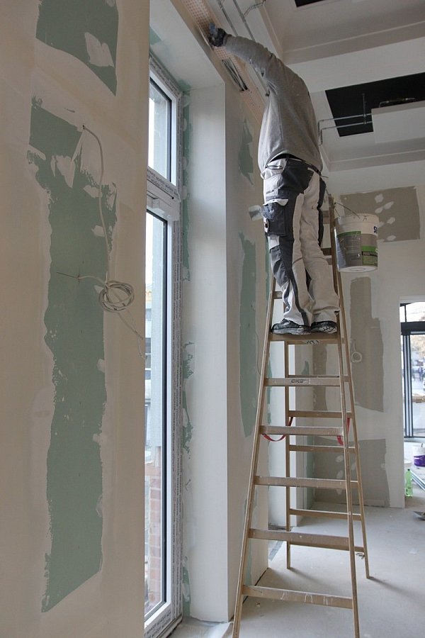 Für die Übergabe der Räume sei die Stadt im Zeitplan. Momentan werden die Wände verputzt. - © Noah Matzat