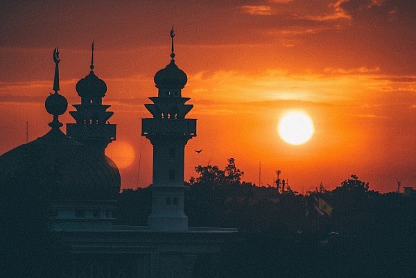 Täglicher Start des Fastens: Zum Sonnenaufgang beten gläubige Muslime. - © Pixabay
