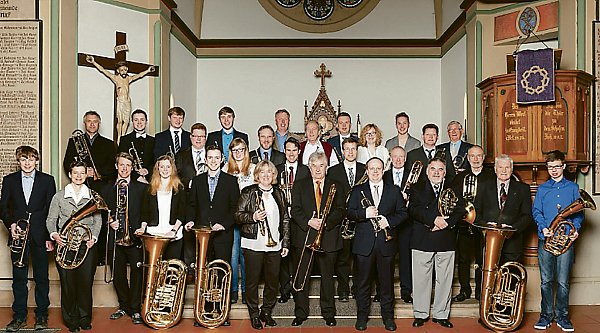 Lebendige Bläserarbeit: Der Posaunenchor Wallenbrück stellt sich im Jubiläumsjahr 2015 dem Fotografen. FOTO: Festschrift des Posaunenchores.