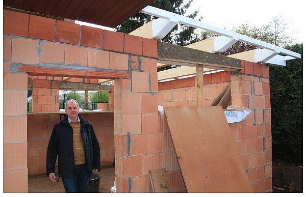 Brudermeister Franz-Josef Rabbe zeigt den Rohbau für das geplante Stuhllager am Schützenhaus in Albaxen. - © FOTOS: PHYLLIS FRIELING