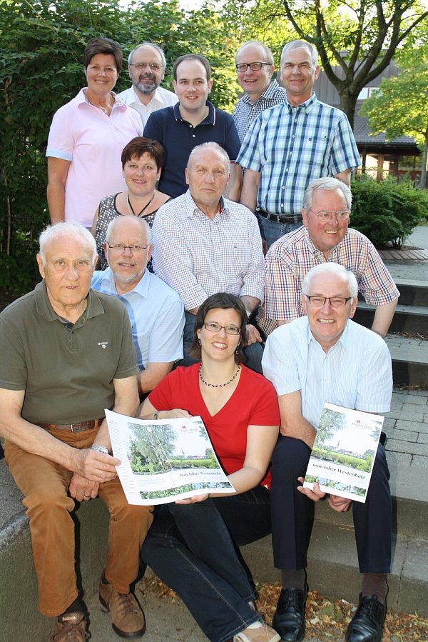 Haben die Westenholzer Historie zusammengetragen: (vorn v. l.) Gerd Neufeld, Barbara Brunnert, Bernhard Wissing sowie (Mitte v. l.) Franz Sandmeyer, Karin Morfeld, Berni Hansel, Berni Stallein und (hinten v. l.) Christa Wissing, Hermann Rübbelke, Stefan Sudhoff, Bernhard Hoppe-Biermeyer und Johannes Stollmeier. - © Regina Brucksch