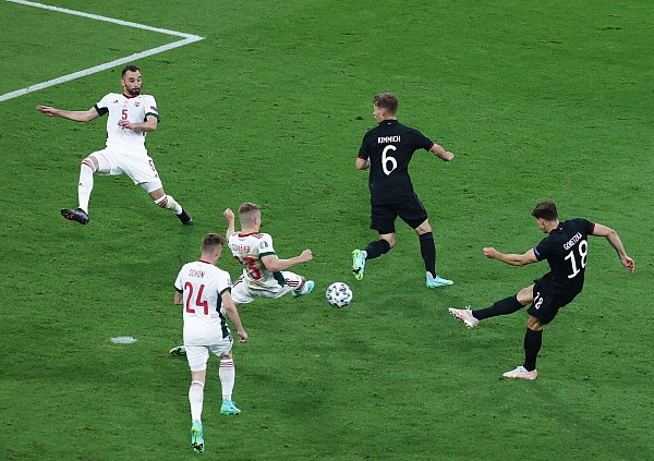 Leon Goretzka (r) erzielt das Tor zum 2:2. - © Christian Charisius/dpa