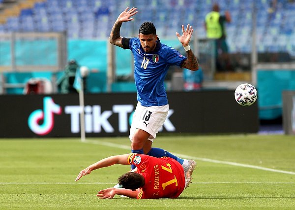 Italiens Emerson (oben) reißt nach einem Foul an Connor Roberts die Arme hoch. - © Marco Iacobucci/PA Wire/dpa