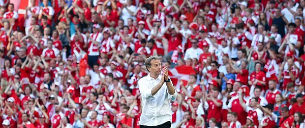 Das dänische Team von Trainer Kasper Hjulmand spielt weiter in Kopenhagen. - © Wolfgang Rattay/Reuters Pool/AP/dpa