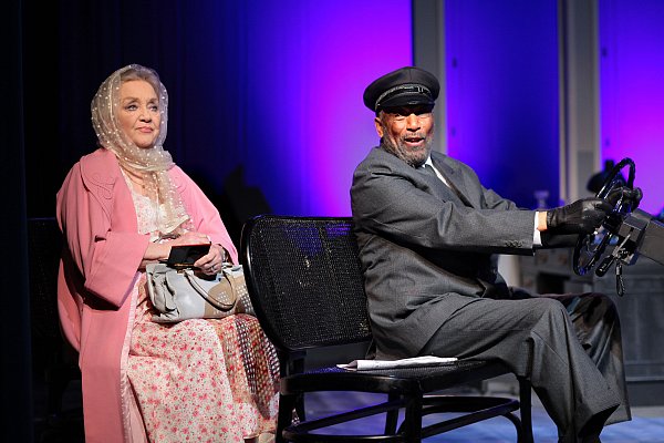 Aus Ablehnung wird Freundschaft: Doris Kunstmann begeistert als Miss Daisy, Ron Williams als Chauffeur. - © Dietrich Dettmann
