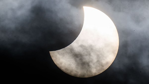 Eine partielle Sonnenfinsternis war am 29. März am Himmel über NRW zu sehen. - © Julian Stratenschulte/dpa