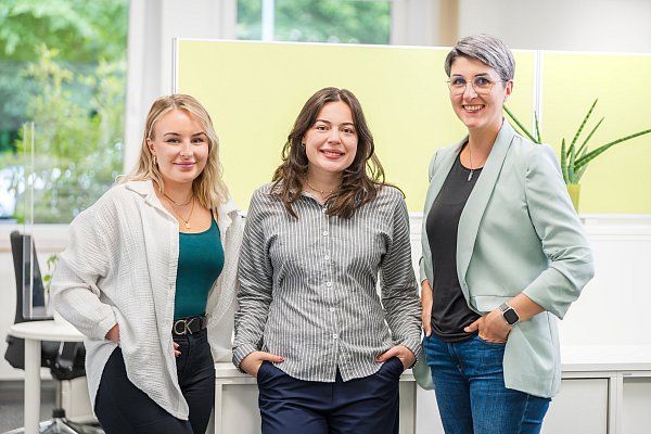 Das Team des Stadtwerke-Kundenservice kann auch für Auskünfte zu möglichen Ablesern oder Anrufern kontaktiert werden: Alina Kobert (v. l.), Carina Firuzi und Marion Nemetz. - © Stadtwerke Lübbecke GmbH