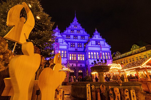 Der Paderborner Weihnachtsmarkt lockt auch mit Kunsthandwerk. - © Lena Henning