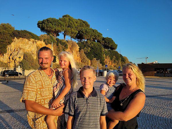 Patchwork-Familie Brömstrup wohnt auf einem Boot: Vater Jonathan (32, v.l.), Tochter Marielle (5), Sohn Marlon (12), Nesthäkchen Malia (2) und Mutter Denise (31). Nicht im Bild, aber an Bord: Die Sennenhunde Phoebe und Olaf. - © Denise Brömstrup