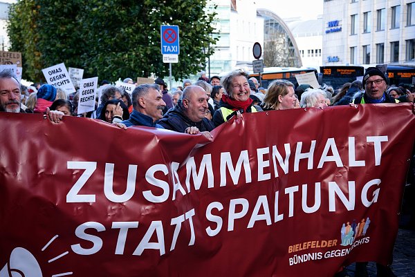 Wiebke Esdar (vorne, 3.v.r.) ist bei der Demo mit einem Plakat zu sehen auf dem "Zusammenhalt statt Spaltung" steht. - © Michaela Heinze