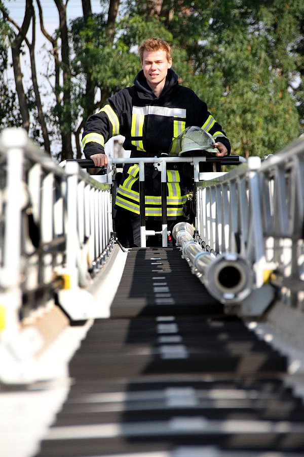 Stolz wie Oskar: NW-Mitarbeiter Johannes Wöpkemeier war für einen Tag Feuerwehrmann und erfüllt sich hier auf der Drehleiter einen Kindheitstraum.
