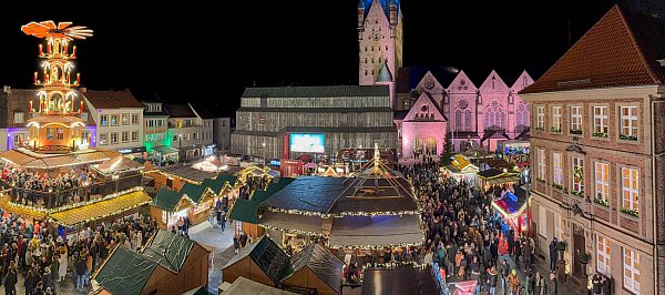 Weihnachtsmarkt am Abend: Nach der Ruhe des Totensonntags öffnen einige Märkte ihre Tore für Besucher. - © Niklas Tüns