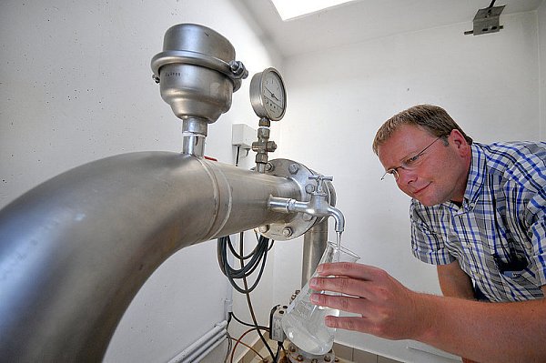 Wassermeister Matthias Kehlenbrink kontrolliert das Grund-, beziehungsweise Rohwasser.
