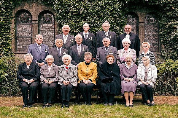 Diese 16 Jubilare feiern ihre eiserne Konfirmation. - © FOTO: NW